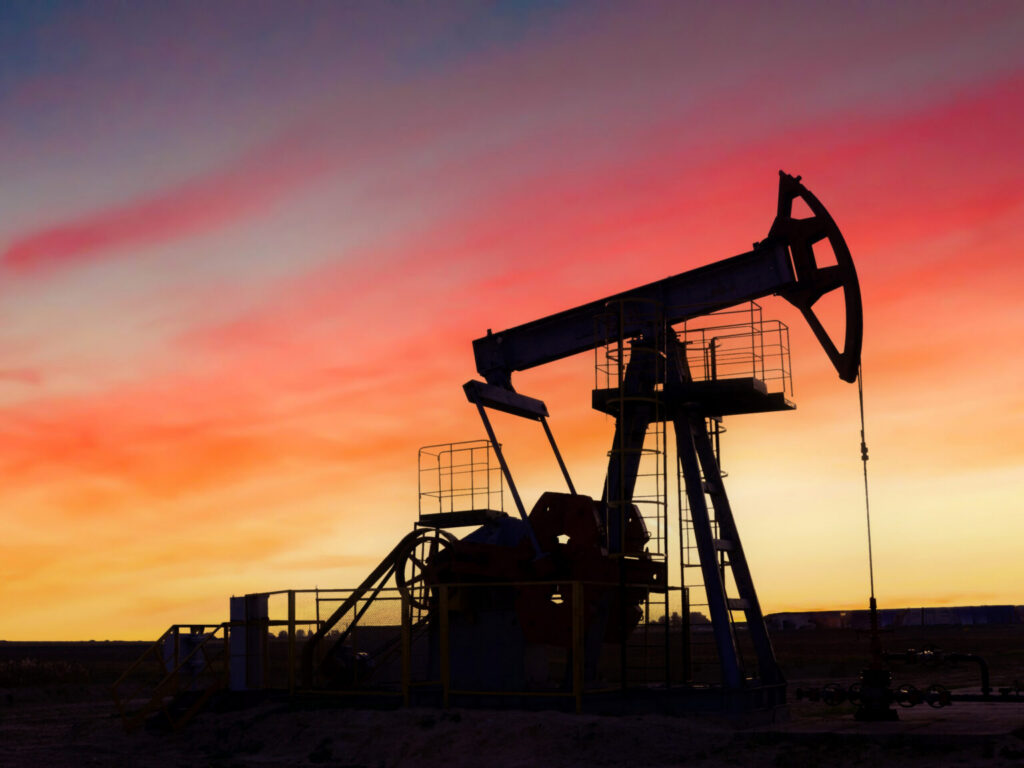 Oil falls as US crude inventories rise